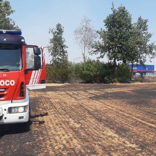Furgone prende fuoco sull'autostrada A9 a Origgio: in fiamme anche la vegetazione vicina a case e aziende