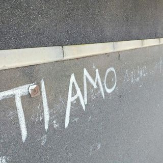 Le scritte comparse sui muri di Origgio nella foto da IlSaronno.it