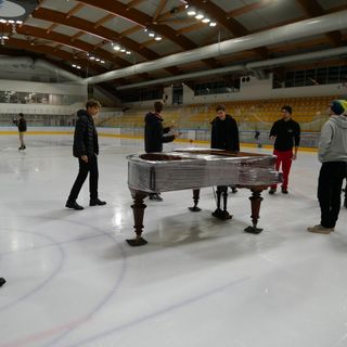 VIDEO E FOTO. La magia delle feste all'Acinque Ice Arena celebrata da una danza sul ghiaccio sulle note inconfondibili degli SdueT