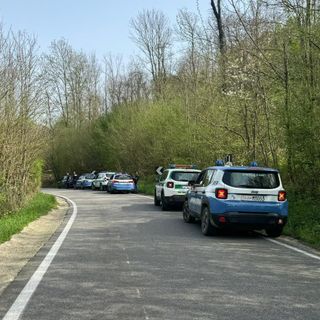 Blitz nei boschi dello spaccio tra Besozzo, Travedona e Bardello: 70 persone controllate, smantellati due bivacchi