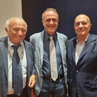 Giancarlo Pagliarini, Marco Reguzzoni e Gabriele Albertini. Nella foto in basso, un momento del convegno di ieri sera all'Auditorium Baldoni di Milano Bonola