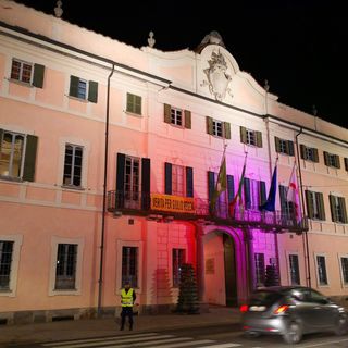 FOTO e VIDEO. Una nuova luce illumina Palazzo Estense. Acceso l'impianto di valorizzazione del municipio