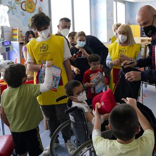 L'allenatore del Milan Stefano Pioli tra i bambini dell'ospedale Del Ponte di Varese