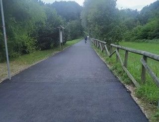 «La pista ciclopedonale della Valle Olona asfaltata nelle zone boschive»: la protesta del sindaco di Vedano