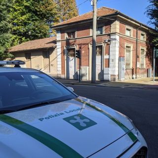 Ubriaco alla guida si schianta con l'auto: denunciato e multato dalla polizia locale