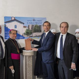 Prima pietra della casa Fabrizio Frizzi. I bimbi malati avranno accanto le famiglie anche grazie a Busto