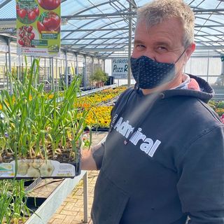Renato Pozzi nella sua storica floricoltura di via Monte Generoso consiglia di iniziare la stagione degli orti dall'aglio (in foto) e dalle cipolle