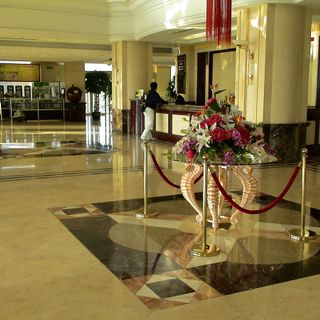 Le Faq di Federalberghi: «Gli ospiti non hanno l'obbligo del Green Pass neppure per consumare al tavolo al chiuso»