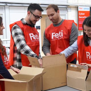Solidarietà a km zero: 200 kit con beni di prima necessità confezionati dai dipendenti per le famiglie in difficoltà di Busto