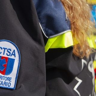 Finisce in una scarpata con la carrozzina elettrica e muore: dramma in Canton Ticino