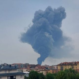 L'altissima colonna di fumo sprigionata dall'esplosione dell'azienda chimica in una foto dalla pagina Facebook &quot;La San Giuliano Milanese che vorrei&quot;