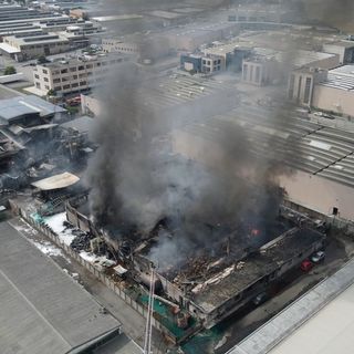 VIDEO E FOTO. Sotto controllo l'incendio di San Giuliano Milanese: sul posto 60 vigili del fuoco e 30 automezzi