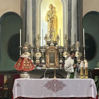 FOTO E VIDEO. «Siamo grati per la guarigione». Famiglia dona la statua di Gesù Bambino alla parrocchia