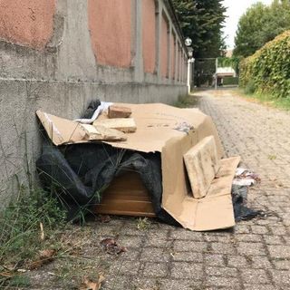 La bara rinvenuta sul sentiero del cimitero di Saronno in una foto da IlSaronno.it