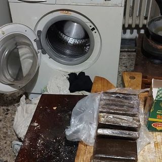 Nascondeva un chilo di hashish tra i panni sporchi in lavatrice: arrestato un 48enne marocchino