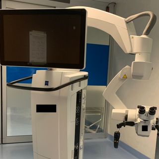 Il microscopio operativo donato all'ospedale di Saronno