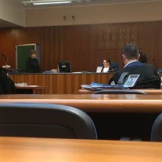 Anziano imprenditore di Tradate derubato di oltre 2 milioni di euro: alla sbarra la ex badante romena