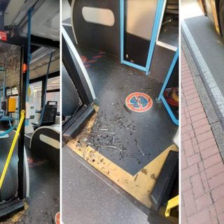 Ragazzi sfondano la porta del bus e feriscono l'autista