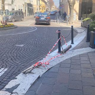 Camionista maldestro strappa un paletto e distrugge alcune lastre di marmo