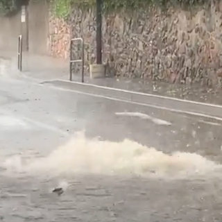 VIDEO. Temporali attesi, temporali arrivati. In via Monte Generoso a Varese straripano i tombini
