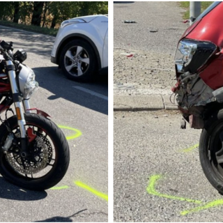 La moto dopo l'incidente e il segno della collisione con l'auto (foto da ilSaronno.it)
