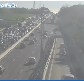 Le code provocate dall'incidente in A8 questa mattina tra Castellanza e Busto (foto webcam Autostrade per l'Italia)