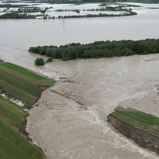 Emilia Romagna in ginocchio per il maltempo: 9 le vittime, 13 mila persone evacuate, 21 fiumi esondati, 250 frane