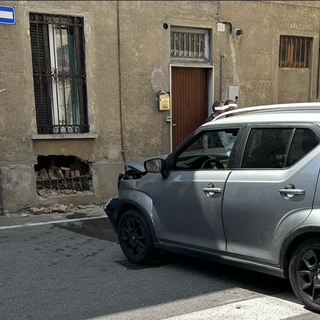 Saronno, tira dritto allo stop e… finisce contro il muro