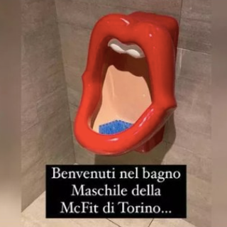 Orinatoi a forma di bocca di donna: bufera su una palestra di Torino