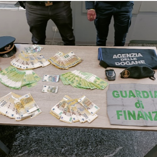 Fermati con 176mila euro nel bagagliaio dell'auto: doppio "colpo" delle Fiamme Gialle in dogana