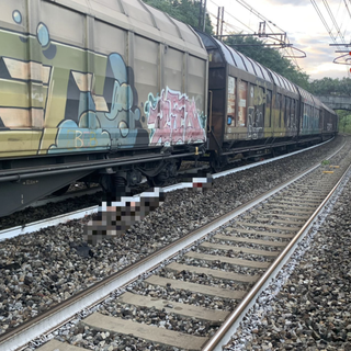 Muore travolta da un treno in transito: tragedia nel Comasco