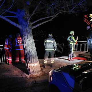 FOTO. Auto sfonda il parapetto e si inabissa nel lago di Como: morte due persone