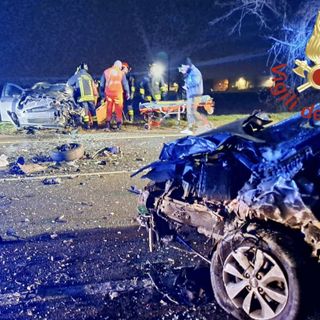 Pauroso schianto all'alba nel Comasco: auto distrutte, due feriti