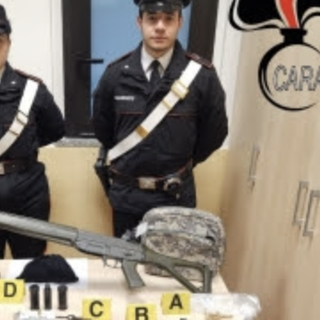 Forza il posto di blocco alla dogana: fermato con armi e refurtiva a Rovello Porro