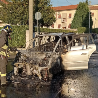 FOTO. Auto distrutta dalle fiamme a Cardano al Campo