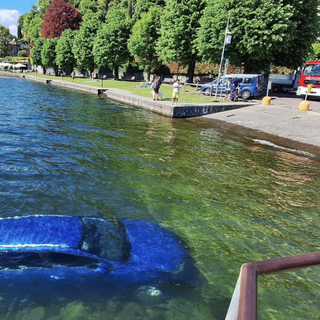 Leggiuno, auto finisce nel lago. Recuperata dai vigili del fuoco