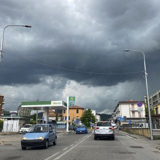 La grandine caduta su Varese e la Valceresio. Da sinistra: via Sanvito, prati imbiancati ad Arcisate, le strade di Bisuschio e ancora Arcisate. A Viggiù si spala la grandine caduta (foto dalla pagina Fb della Protezione Civile