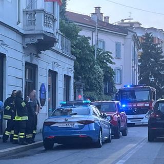 I vigili del fuoco e la polizia nei pressi dell'abitazione colpita dalle fiamme