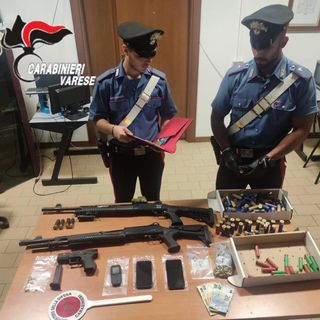 Inseguimento dopo il blitz nei boschi dello spaccio: i carabinieri trovano in auto un arsenale e arrestano due persone