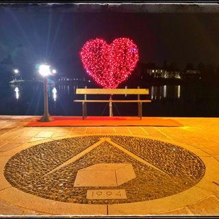 Il cuore rosso di San Valentino sul lungofiume di Sesto Calende