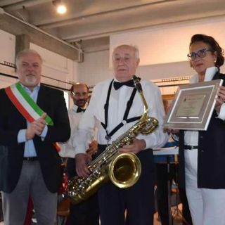 Daniele Besozzi in una foto tratta dalla pagina Facebook del Corpo Musicale Colombo che lo ritrae premiato per i 70 anni di banda