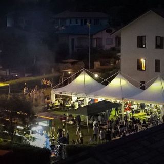 A Sesto Calende torna la festa del Rione Mulini con un menù da non perdere: costine, alborelle e la polenta del Bertoldo