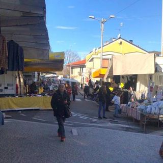 Mercato del mercoledì a Sesto Calende. L'esito del sondaggio tra i commercianti: «Torni in centro storico»