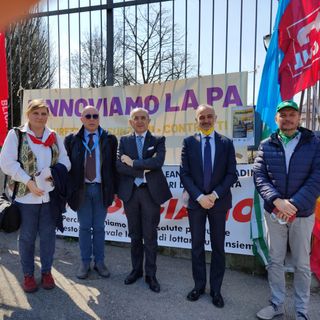 VIDEO. In piazza a Varese i sindacati e i lavoratori della sanità pubblica