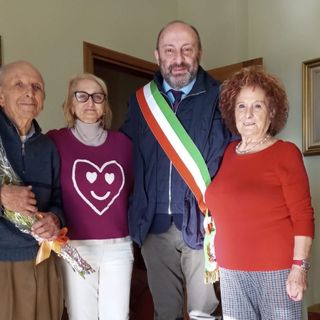 Carlo Arassi con i famigliari e il sindaco Bellaria (foto dalla pagina Facebook del Comune di Somma)