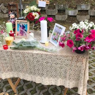 L'altare allestito dai colleghi di Stefania Pivetta al mercato di Malnate al posto della bancarella che la vittima della strage di Samarate occupava con il suo banchetto