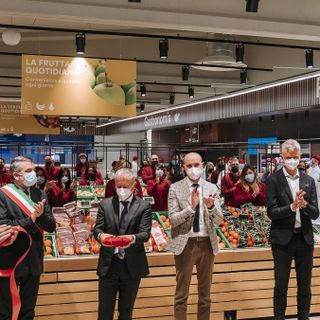 Alcuni scatti dell’inaugurazione. In foto, da sinistra: il sindaco di Luino Enrico Bianchi, il direttore commerciale Marco Gasparini, il capo negozio Paolo Varalli e il direttore Area tecnica Antonio Audo