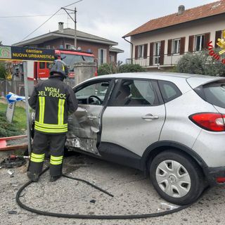 Scontro tra un'auto e una moto a Taino, due i feriti. In azione anche l'elisoccorso