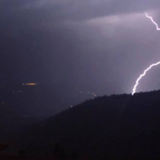 Nella foto di Giuseppe Marangon un fulmine illumina la notte della nostra provincia