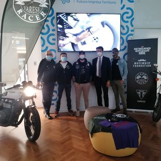 Centinaia di motociclisti in sella a Varese per la The Distinguished Gentleman’s Ride